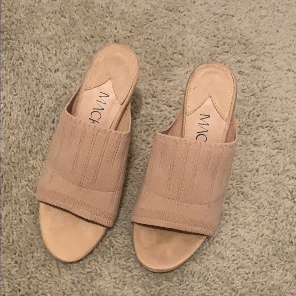 Nude sandal with heel